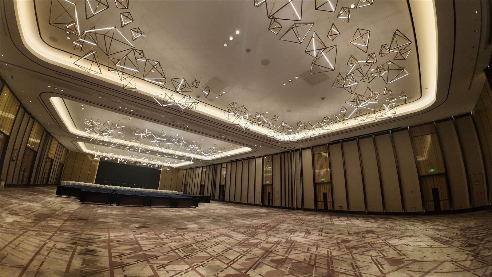 婚礼布置前的全空宴会厅